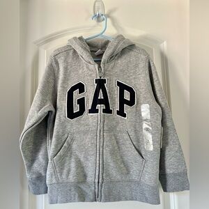 NWT Baby Gap size 5 logo hooded sweatshirt with pockets. Soft and fuzzy inside!